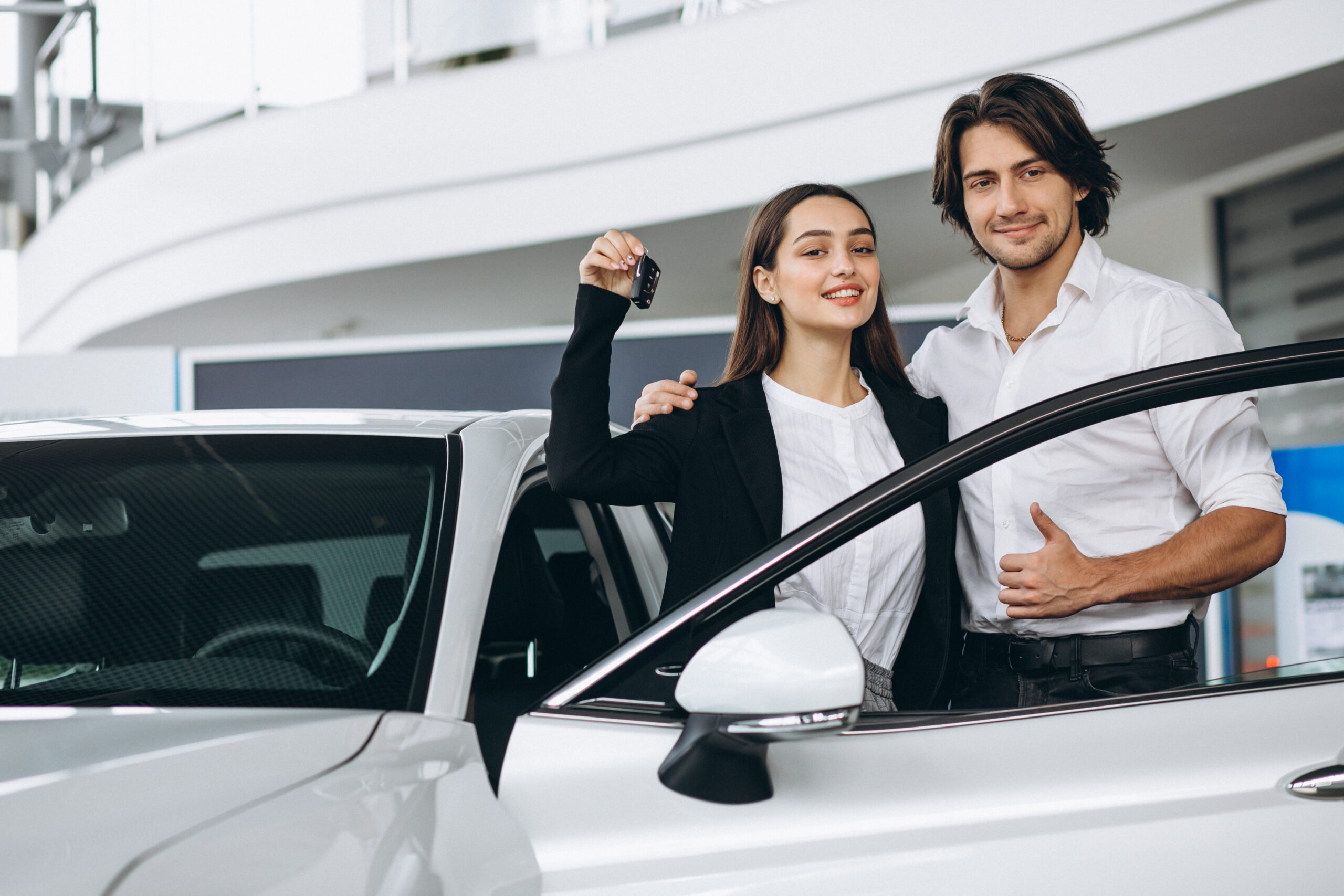 Pelanggan menerima kunci kereta - proses lancar